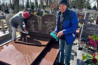 Ptasi terror w Jezioranach! Cmentarz tonie w odchodach, a mieszkańcy są bezradni. „Groby trzeba owijać folią!”