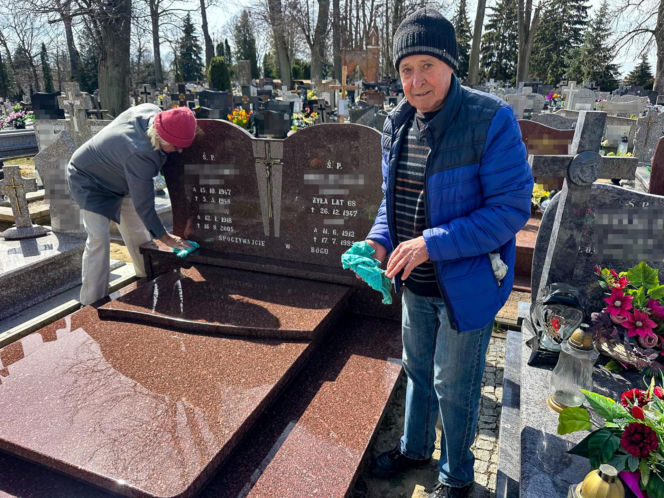 Ptasi terror w Jezioranach! Cmentarz tonie w odchodach, a mieszkańcy są bezradni. „Groby trzeba owijać folią!”