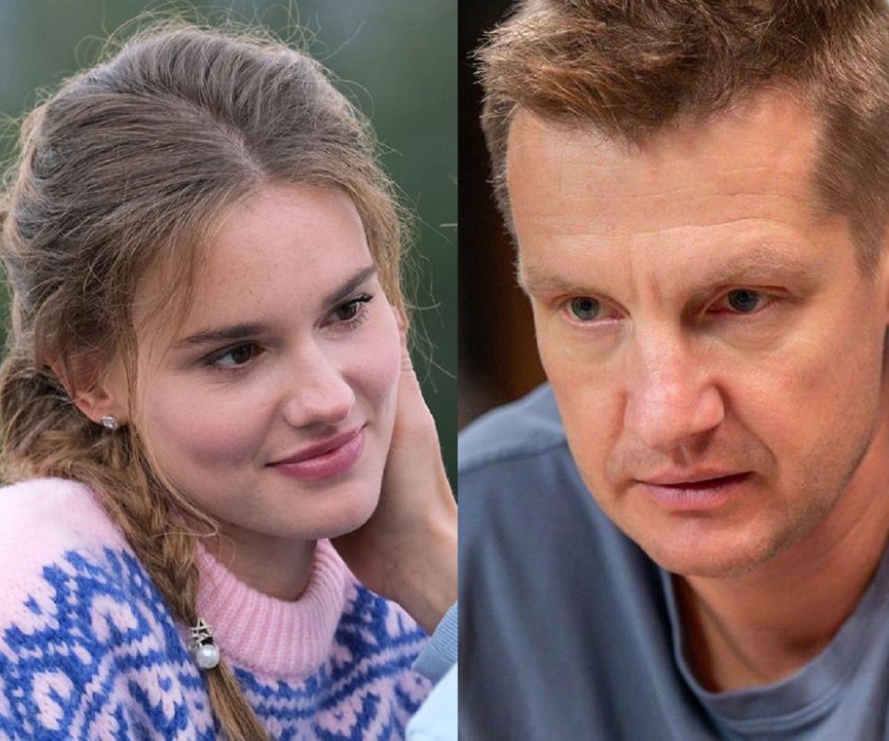 Zamyślona Franka (Dominika Kachlik) w różowym swetrze z warkoczem i spleciony z nią Paweł (Rafał Mroczek) w niebieskiej koszulce, oddając nastrój dramatycznych wydarzeń w M jak miłość. Więcej o tym na Super Seriale.