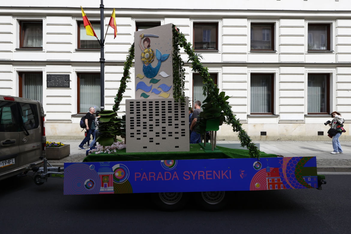 Święto Warszawy 2022. Krakowskim Przedmieściem przejechała Parada Syren 
