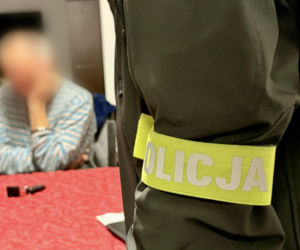 Policjanci zatrzymali trzy osoby podejrzane o udział w procederze związanym z działalnością Powiatowego Inspektoratu Nadzoru Budowlanego w Pucku
