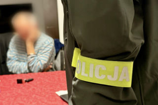 Policjanci zatrzymali trzy osoby podejrzane o udział w procederze związanym z działalnością Powiatowego Inspektoratu Nadzoru Budowlanego w Pucku