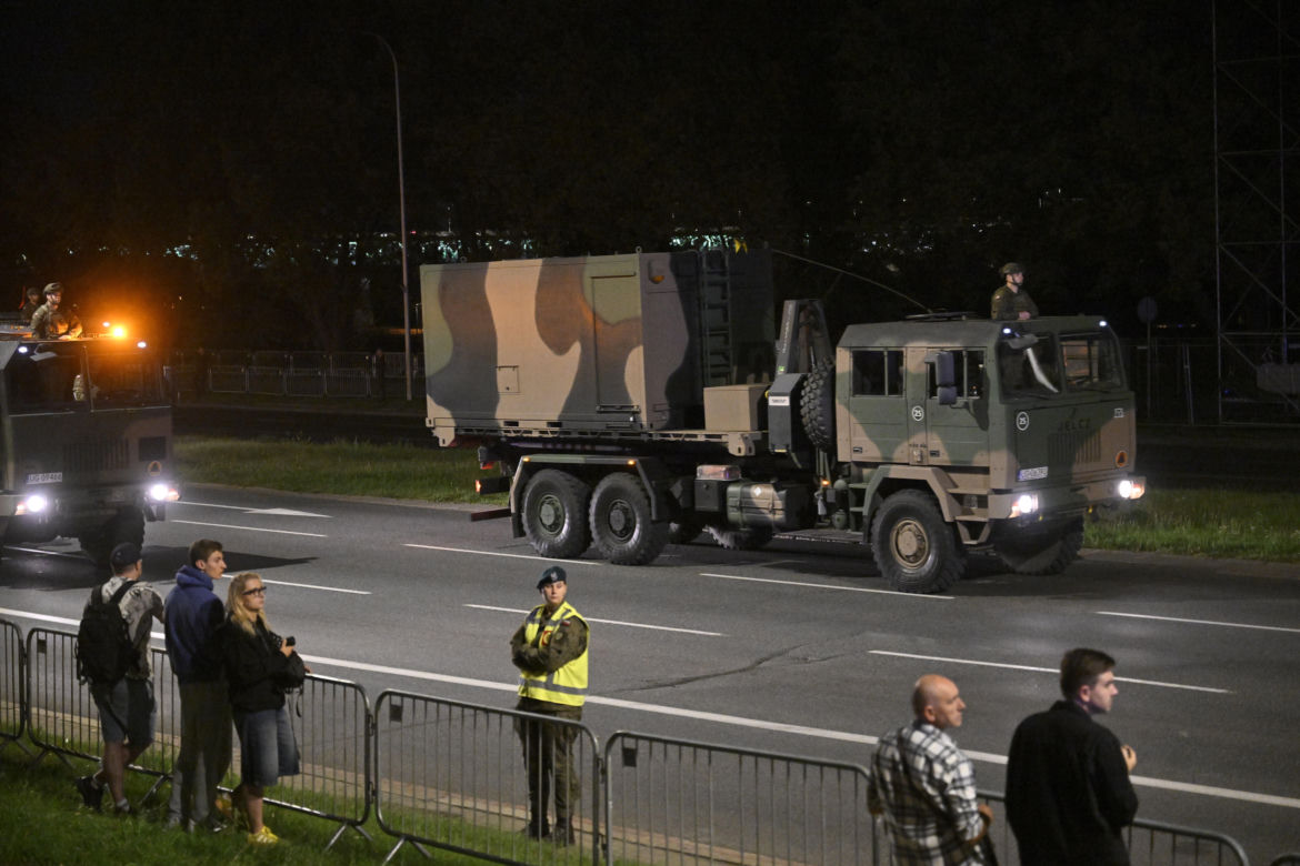 Nocna próba defilady wojskowej w Warszawie