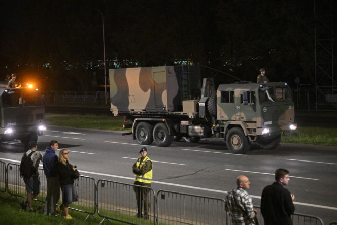 Nocna próba defilady wojskowej w Warszawie