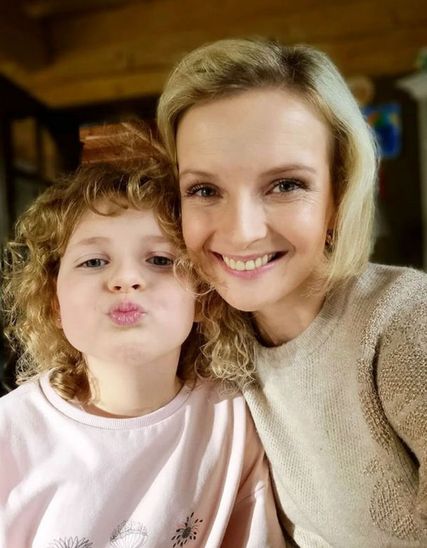 Hania Nowosielska (Pola z M jak miłość) i jej prawdziwa mama Ewelina Kudeń-Nowosielska (Weronika Stępień)