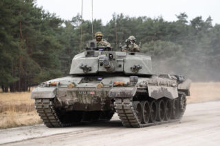 Brytyjskie siły zbrojne w 2026 roku. Mniej fregat i śmigłowców, więcej F-35, Ajaxów oraz Boxerów