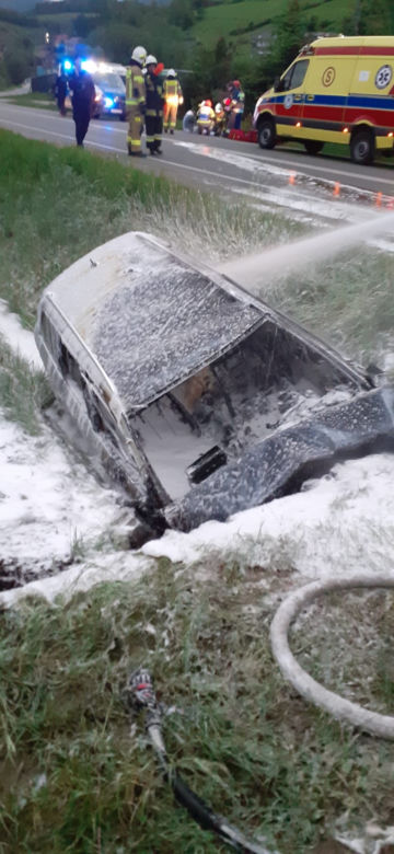 Audi uderzyło w przepust i stanęło w ogniu. Autem podróżowało dwóch 19-latków