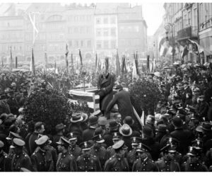 Manifestacja w Warszawie na cześć uchwalenia nowej konstytucji