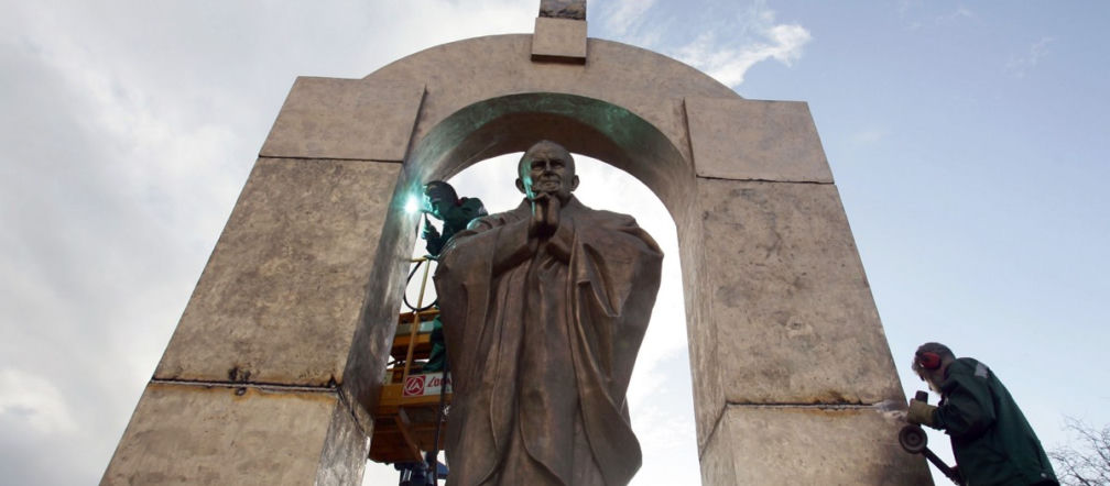 Francuzi chcą zniszczyć pomnik naszego Papieża