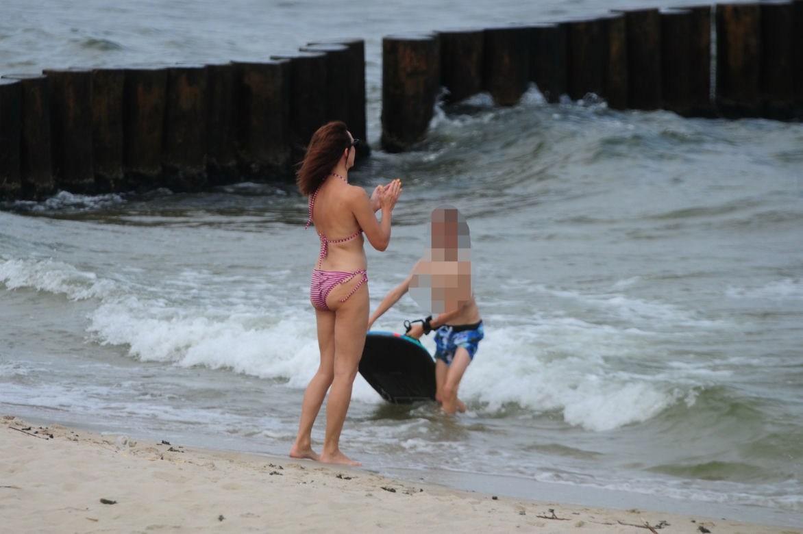 Anna Kalczyńska na plaży. Kąpiel w okolicach falochronu 