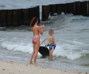 Anna Kalczyńska na plaży. Kąpiel w okolicach falochronu 