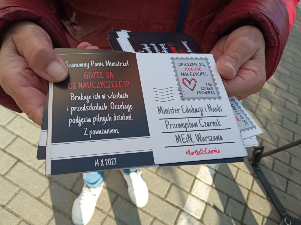 „Rząd przygotowuje sobie ciemnotę, którą łatwiej rządzić”. #Kartka do Czarnka w Rzeszowie. 