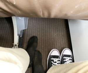 Nigdy nie zakładaj czarnych skarpetek do samolotu. Steward wyjaśnił, że mają one ogromny wpływ na bezpieczeństwo podczas lotu