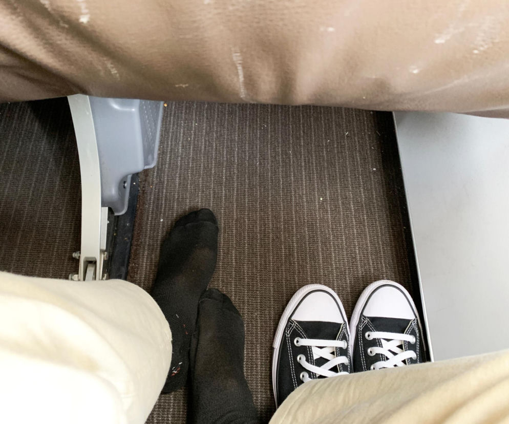 Czarne skarpetki w samolocie 