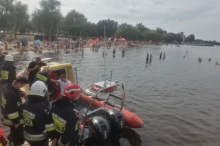 Turawa: Mężczyzna nagle zniknął pod wodą! ŁAŃCUCH ŻYCIA na plaży