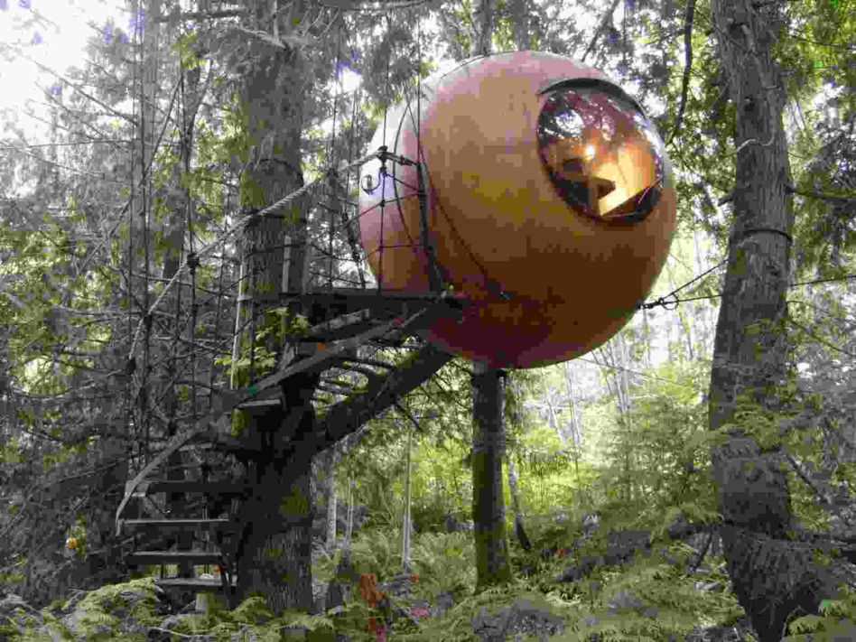Najlepsze hotele na świecie: dla miłośników przyrody - osiedle kulistych domków na drzewach, Vancouver island, Kanada. Proj. Tom Chudleigh. Fot. www.freespiritspheres.com