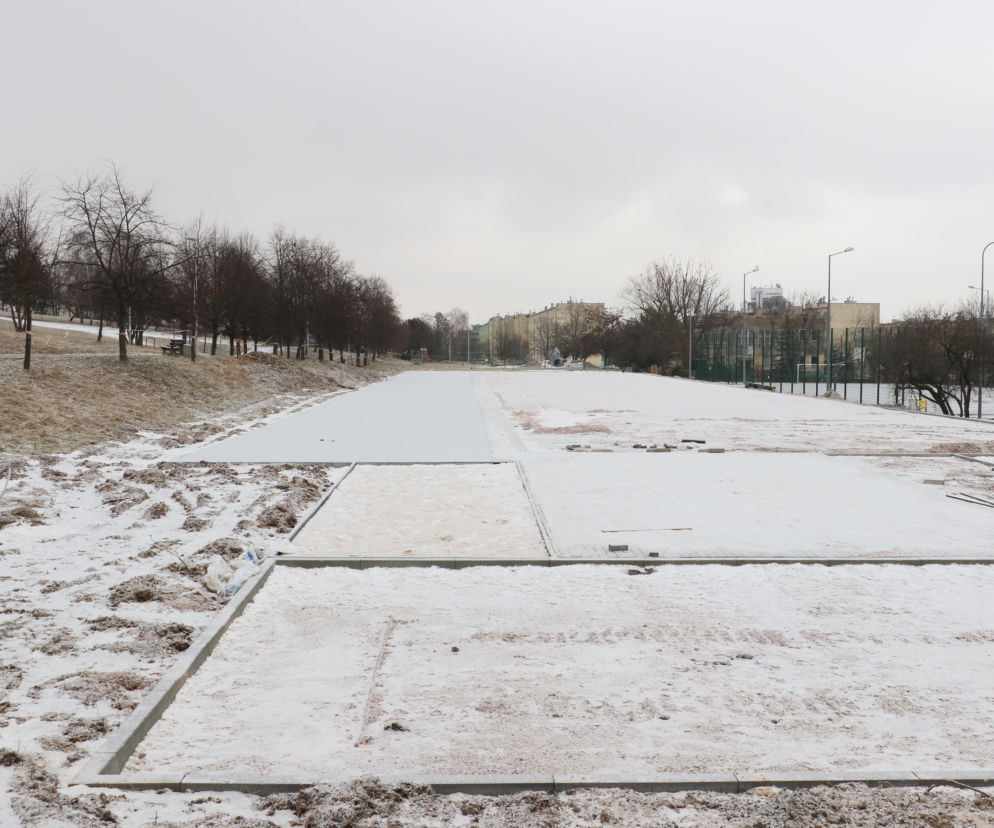 Boisko przy szkole na osiedlu Bocianek