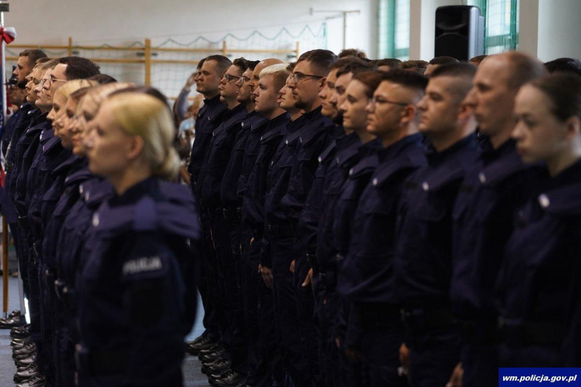 Ślubowanie nowych policjantów w Olsztynie. W szeregi wstąpiło 47 funkcjonariuszy [ZDJĘCIA]