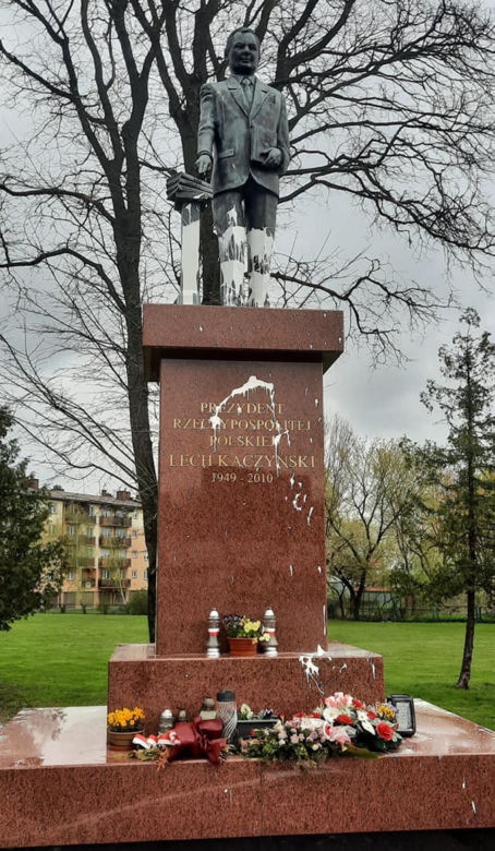 Zdewastowany pomnik Lecha Kaczyńskiego w Siedlcach