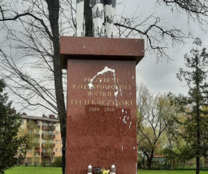Zdewastowany pomnik Lecha Kaczyńskiego w Siedlcach