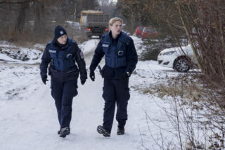 Policjantki i Policjanci, odcinek 1387: makabryczne odkrycie w busie prowadzi policjantów na plan horroru, gdzie fikcja miesza się z przerażającą rzeczywistością