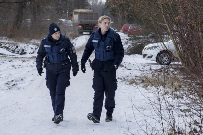 "Policjantki i Policjanci", odcinek 1387: makabryczne odkrycie w busie prowadzi policjantów na plan horroru, gdzie fikcja miesza się z przerażającą rzeczywistością