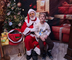 Święty Mikołaj Biedronki odwiedził świętokrzyskie miasto. Zobaczcie co działo się w wiosce przed sklepem