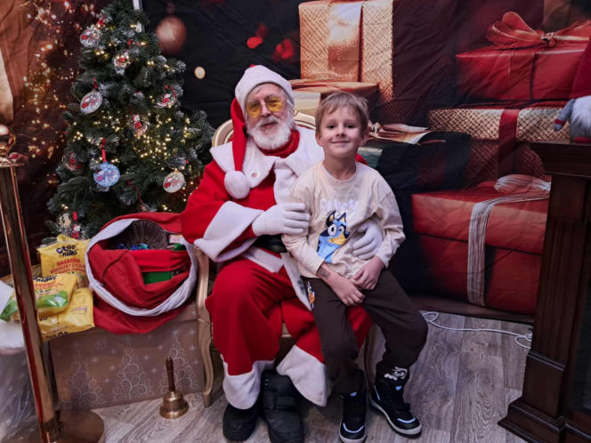 Święty Mikołaj Biedronki odwiedził świętokrzyskie miasto. Zobaczcie co działo się w wiosce przed sklepem