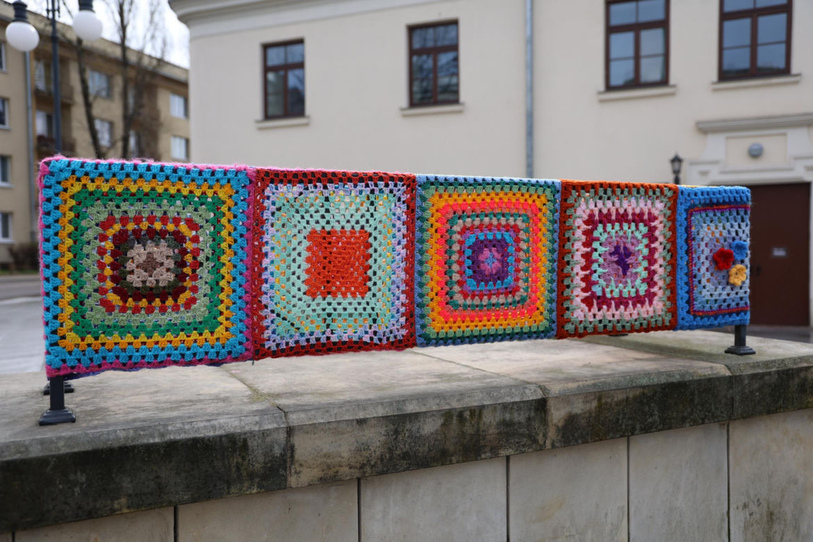 Kolorowe instalacje opanowały Lublin. Tak „Otulanie włóczką” świętuje swoje 10. urodziny!