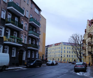 Pierwsze ekipy pojawią się na ul. Emilii Plater jeszcze w tym tygodniu. To początek długo wyczekiwanej przebudowy jednej z ważniejszych ulic w tej części miasta. Na razie jednak kierowcy mogą odetchnąć – wstępne prace nie spowodują żadnych zmian w ruchu.