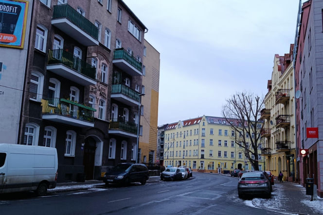 Pierwsze ekipy pojawią się na ul. Emilii Plater jeszcze w tym tygodniu. To początek długo wyczekiwanej przebudowy jednej z ważniejszych ulic w tej części miasta. Na razie jednak kierowcy mogą odetchnąć – wstępne prace nie spowodują żadnych zmian w ruchu.