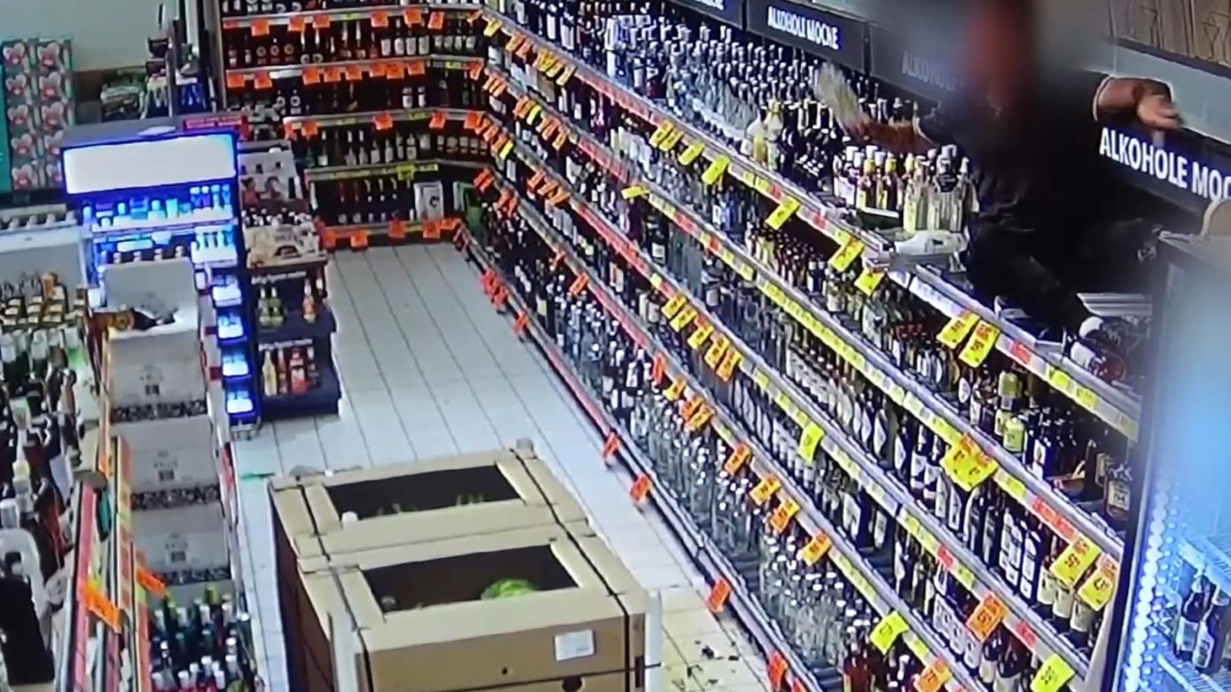 Wszedł na regał z alkoholem i rzucał butelkami