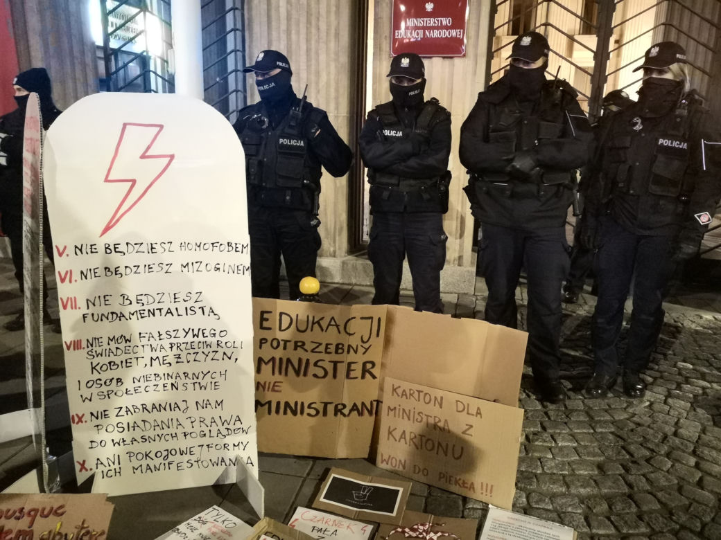 Protesty kobiet 9.11.2020. Manifestacje przed MEN