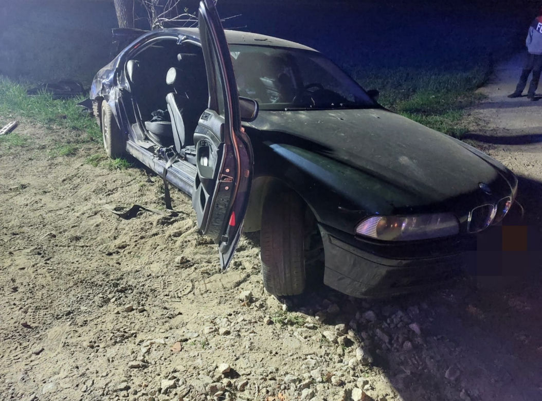 Wypadł z drogi, huknął w drzewo. Pasażer z bmw ranny. Dramat pod Wyszkowem