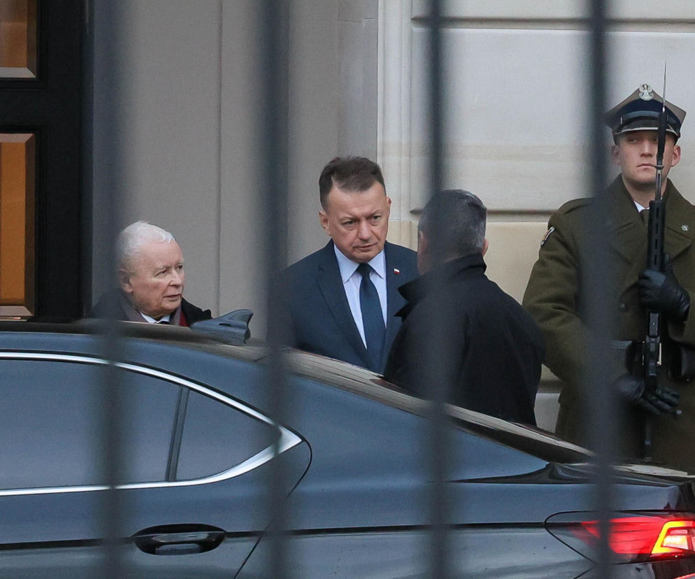 Jarosław Kaczyński i Mariusz Błaszczak przed Pałacem Prezydenckim. O kulisach rozmów o TK przeczytasz na SE Polityka.