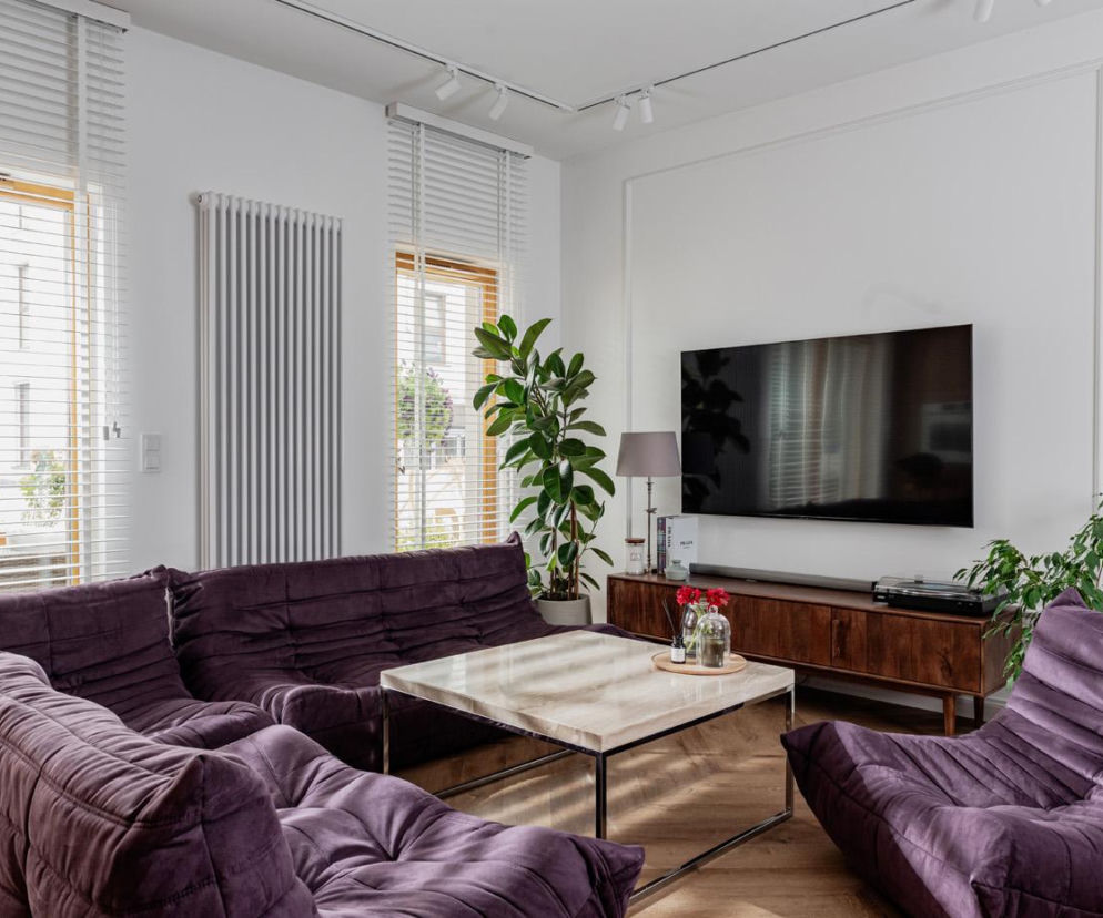 Mieszkanie w stylu modern organic. W roli głównej – kultowa sofa z lat 70.