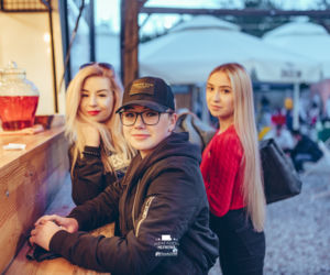 Streat Food Młynowa w Białymstoku. Klimatyczna miejscówka przyciąga tłumy białostoczan [ZDJĘCIA]