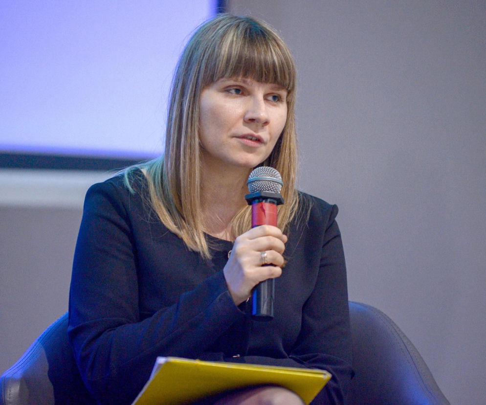 Monika Horna-Cieślak przemawia do mikrofonu. O interwencji Rzecznika Praw Dziecka przeczytasz na SE Polityka.