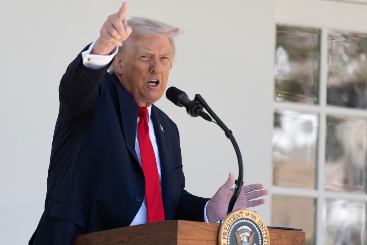 Panika pod Białym Domem. Auto sforsowało bramę. W budynku był Donald Trump!