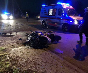 Wypadek w Dobrzyniewie Dużym (woj. podlaskie). 18-latek zajechał drogę motocykliście. Mężczyzna nie żyje.
