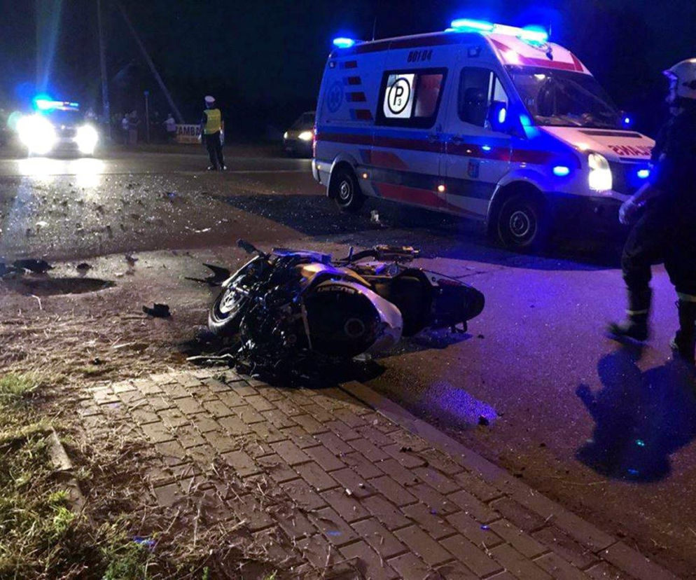 Wypadek w Dobrzyniewie Dużym (woj. podlaskie). 18-latek zajechał drogę motocykliście. Mężczyzna nie żyje.
