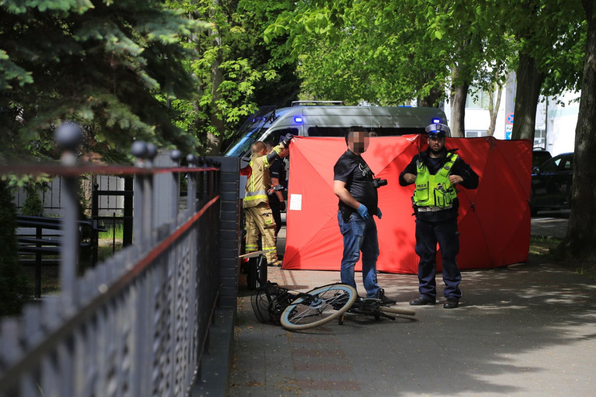 Świnoujście.  Dramat przed prokuraturą. Nie żyje kobieta ugodzona nożem. Napastnik podciął sobie nadgarstki 