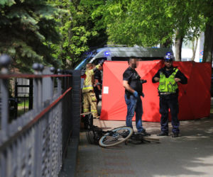 Świnoujście.  Dramat przed prokuraturą. Nie żyje kobieta ugodzona nożem. Napastnik podciął sobie nadgarstki 