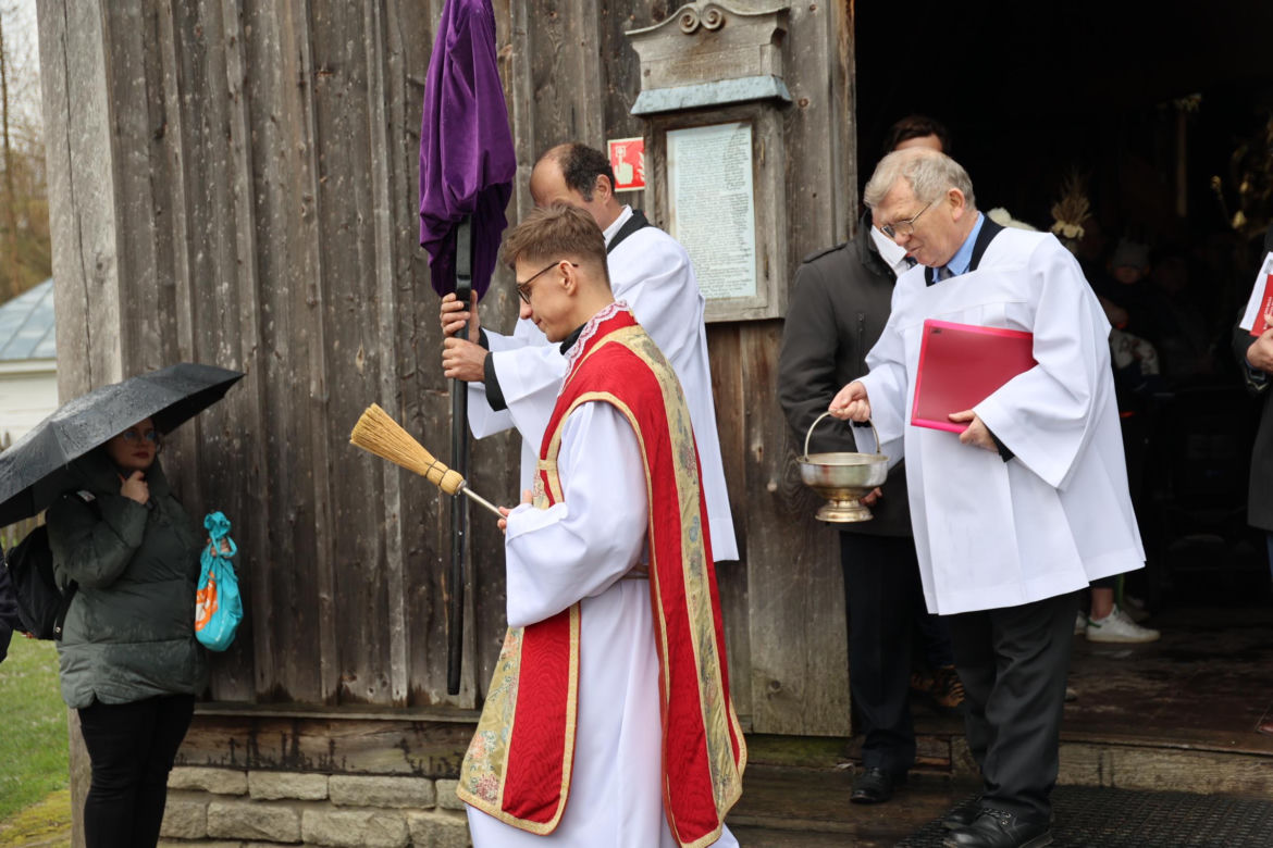 Niedziela Palmowa w lubelskim skansenie. Wokół kościoła z Matczyna przeszła procesja