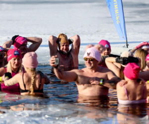 Różowe morsowanie idealne na pomaganie. Trzy Stawy opanowali amatorzy zimnych kąpieli