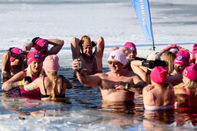 Różowe morsowanie idealne na pomaganie. Trzy Stawy opanowali amatorzy zimnych kąpieli