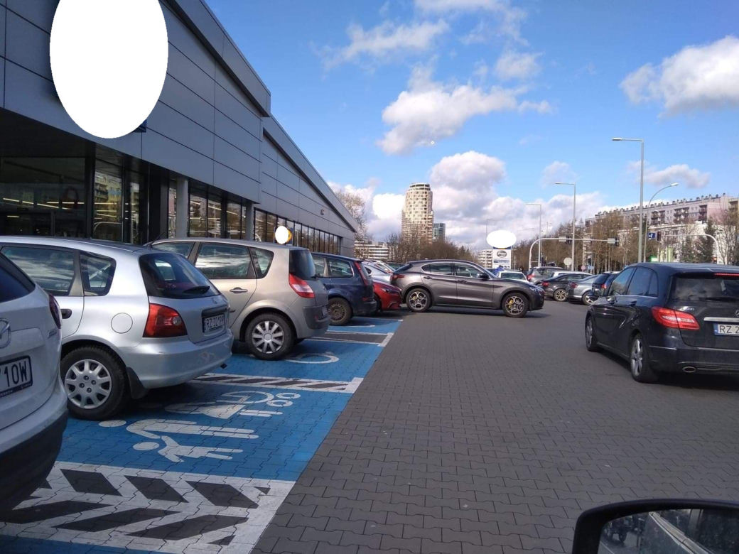 Mieszkańcy Podkarpacia ruszyli do SKLEPÓW!  Tłumy, pełne parkingi, PUSTE PÓŁKI!