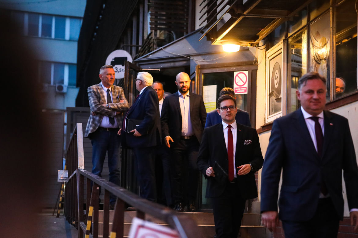 Ujawniamy kulisy posiedzenia klubu PiS w siedzibie partii