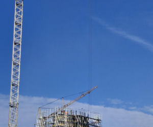 Budowa pomnika Matki Boskiej pod Kikołem daleko w polu. Na tablicy termin ukończenia, za dwa miesiące!