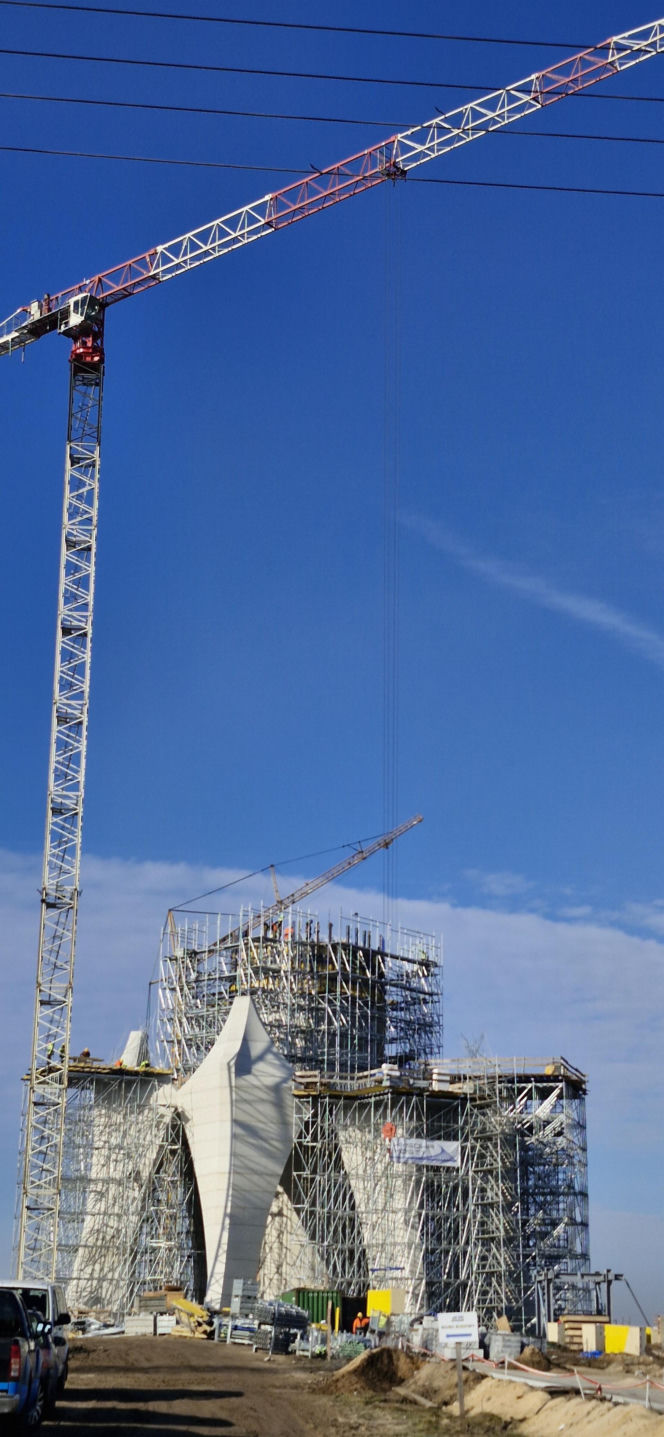 Budowa pomnika Matki Boskiej pod Kikołem daleko w polu. Na tablicy termin ukończenia, za dwa miesiące!